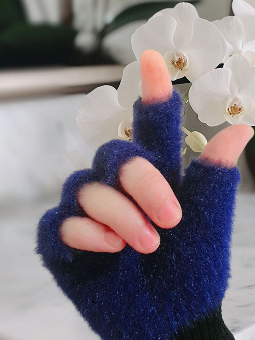 Girls Soft Plush Half-Finger Gloves – Warm Fuzzy Fingerless Winter Gloves